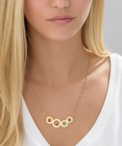 Collar de círculos chapados en oro con grabados y piedras de nacimiento