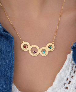 Collar de círculos chapados en oro con grabados y piedras de nacimiento