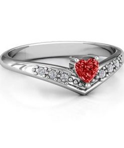 Anillo de corazón con acento en V