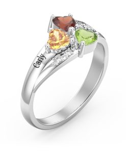 Anillo de racimo de corazón con acentos