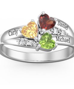 Anillo de racimo de corazón con acentos