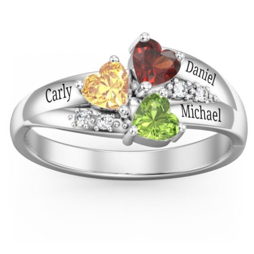 Anillo de racimo de corazón con acentos