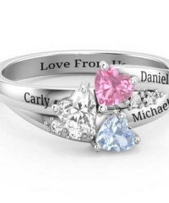 Anillo de racimo de corazón con acentos