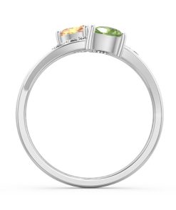 Anillo de racimo de corazón con acentos