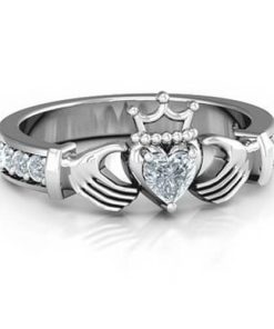Anello classico con taglio a cuore Claddagh con accenti
