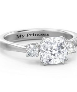 La bague duchesse avec des pierres d'accent
