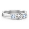 Bague éternité trois pierres avec accents de princesse