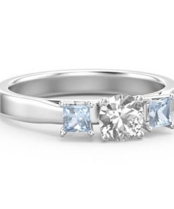 Eternità di tre pietre con anello di accenti principessa