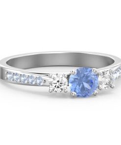 Anello Eternity con tre pietre e file di accenti gemelli